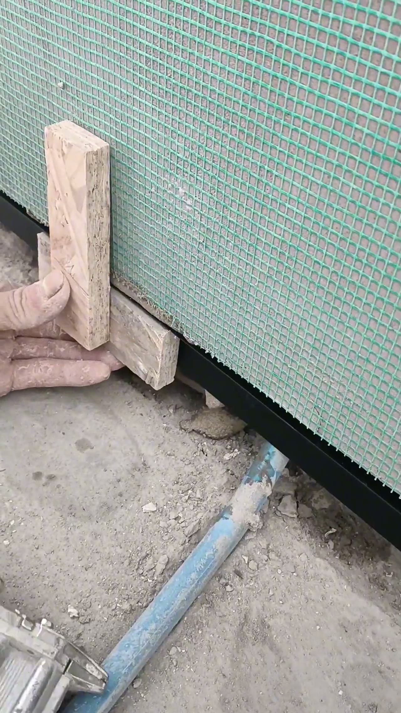 施工现场实拍 暗藏踢脚线安装 暗藏踢脚线 油工处理踢脚线_7098474761558215943